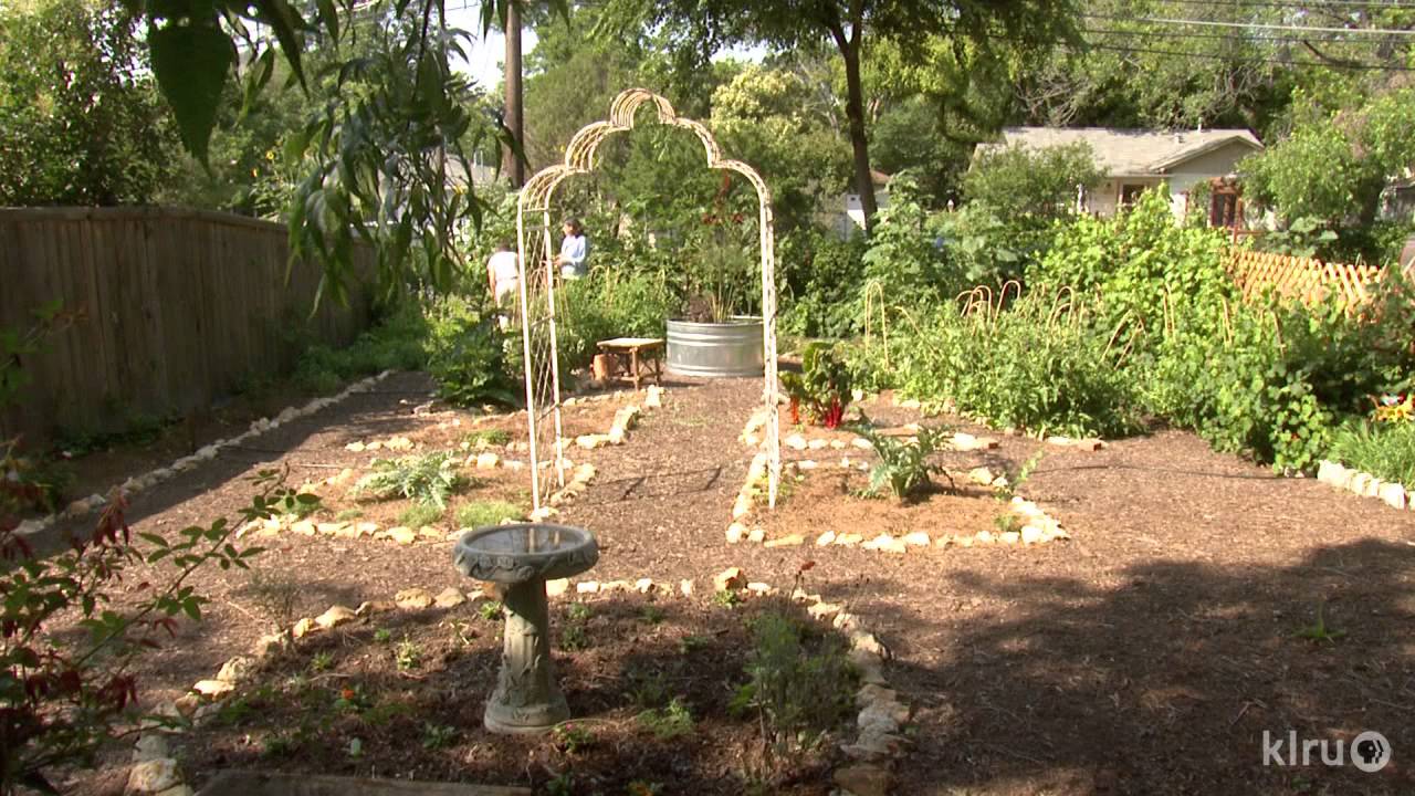 Food and flowers vegetable garden design|Ellie Hanlon|Central Texas Gardener